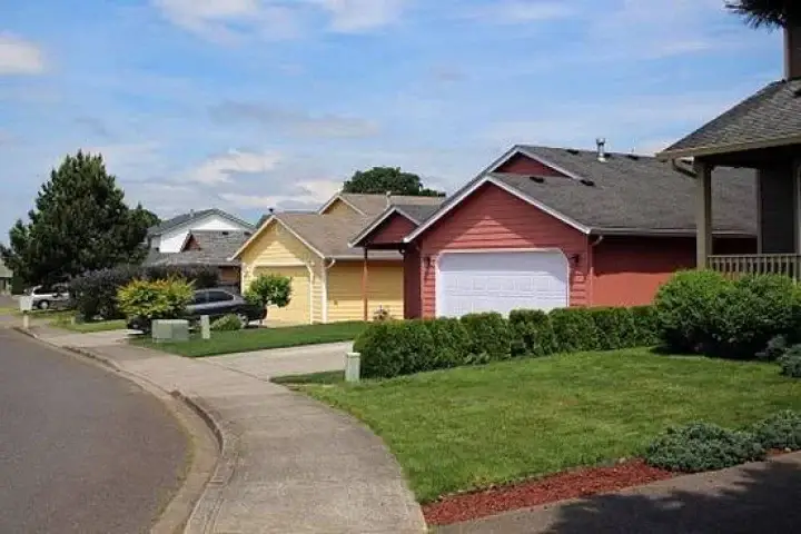 Police and bureaucrats own 252 homes in the United States