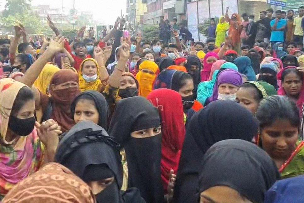 Garment workers block Mirpur's road again